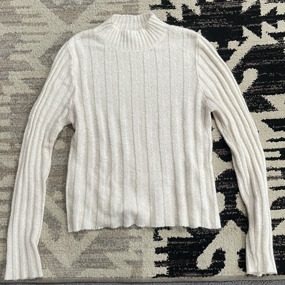 White turtle neck sweater - Picture 1 of 7
